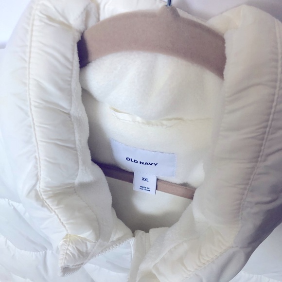 Old Navy women’s white puff vest - Picture 7 of 9